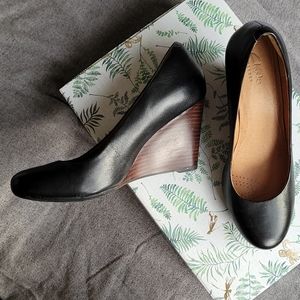 Clarks leather wedge pumps